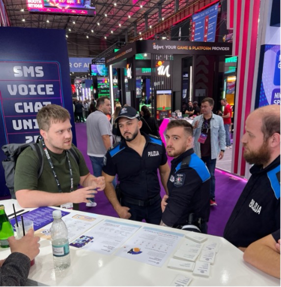„15min“ žurnalisto Karolio Juršio akistata su policijos pareigūnais Maltoje. 2024 metų lapkritis.