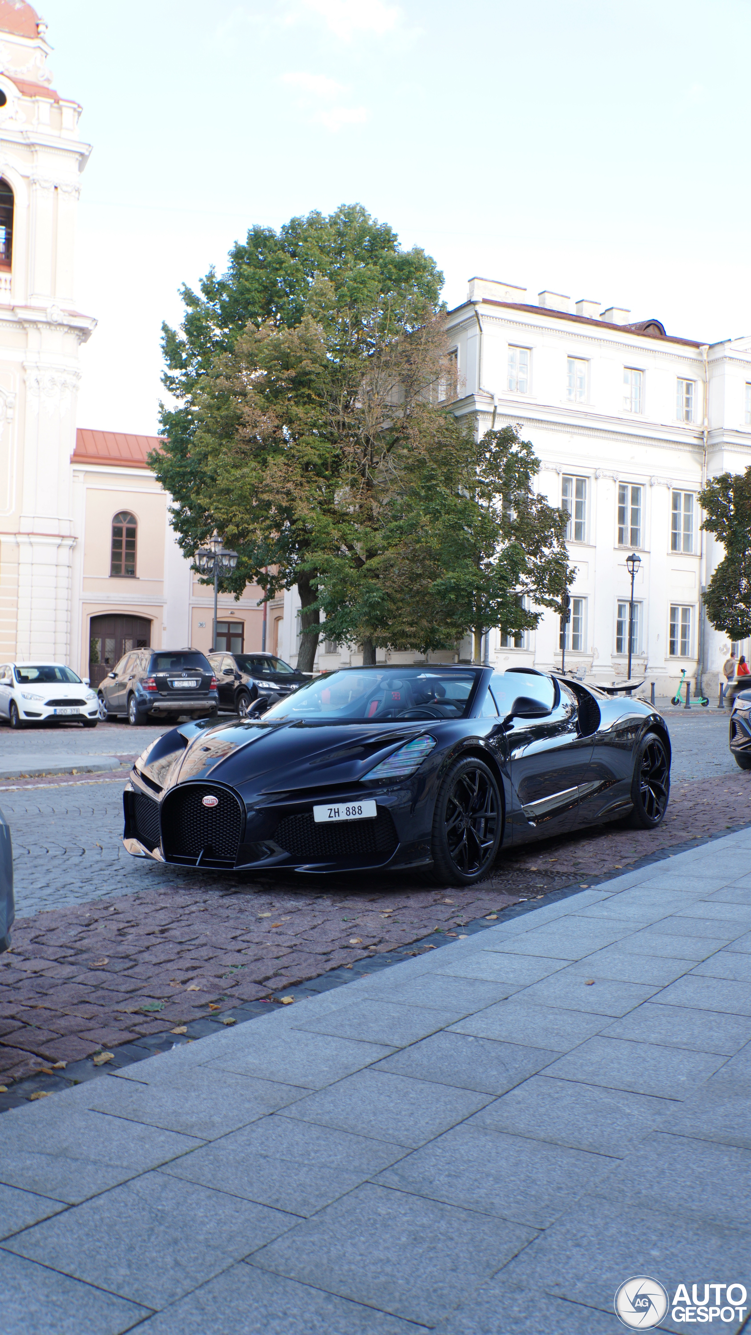 Automobilis „Bugatti Mistral“, su tais pačiais valstybiniais numeriais buvo pastebėtas Vilniuje.