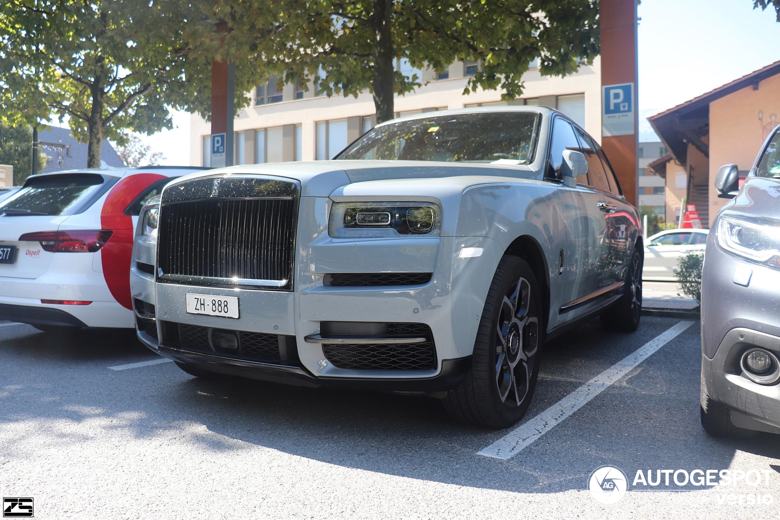 Automobilis „Rolls-Royce Cullinan“, kuriuo pas „BankingLab Foundation“ valdytoją atvyko M. Navickas kartu su N. Blozneliu ir G. Kotominu, 2023 m. rugsėjo 12 dieną Lichtenšteino sostinėje Vaduze buvo užfiksuotas išskirtinių automobilių megėjo.